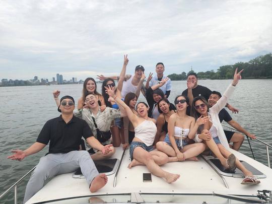 Disponible para el espectáculo aéreo Party Yacht de 35 pies en Toronto