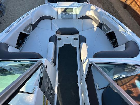 Hermoso barco Mastercraft Wake de 26 pies, completamente cargado (descuento por reserva de varios días)