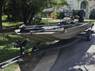 El mejor barco de pesca y recreo: alquileres diurnos y nocturnos disponibles