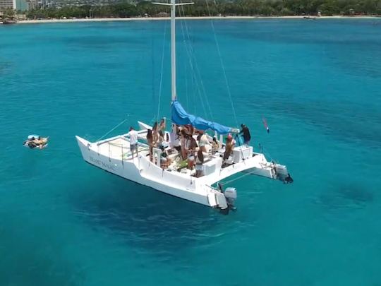 Charters privados personalizados en catamarán de vela para 37 pasajeros en Waikiki