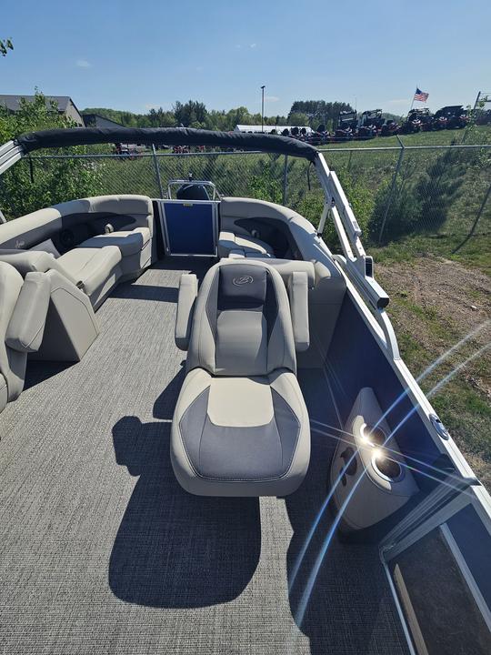 Set Sail in Style: Rent the Luxurious Barletta Aria Pontoon Today!