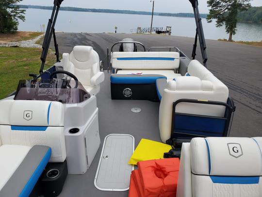 ¡¡¡El lago Murray te espera!!! Hermoso barco Tritoon de 23 pies para alquiler. ¡Gasolina y tubo gratis!