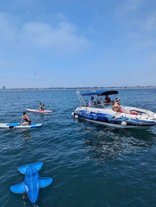 Deportes acuáticos, música, fiesta, crucero, barco