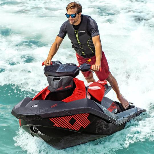 Iate italiano de luxo Azimut Premier Party de 44 pés, com até 13, além de jet ski disponível