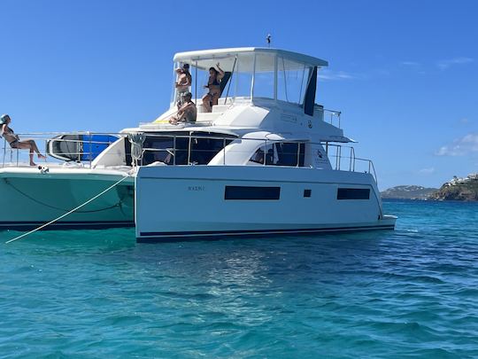 Navegue pelo Caribe como uma estrela do rock com um luxuoso catamarã a motor de 43 pés