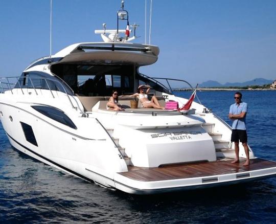 Alquiler del megayate Princess 64 FlyBridge Power de lujo en la Costa Azul, Francia