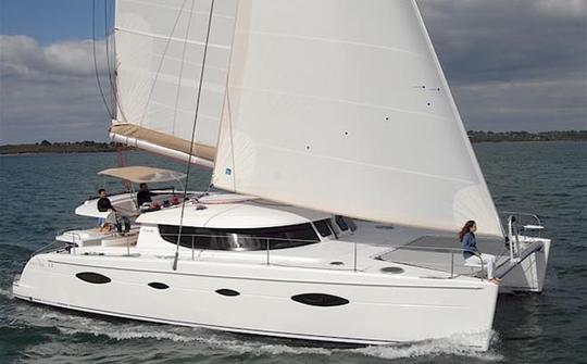 Aventura a bordo do luxuoso catamarã Fountaine Pajot de 48 pés