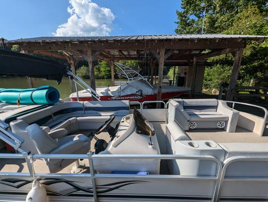 24ft Weeres Suntanner Pontoon - It's a good day for a boat day!