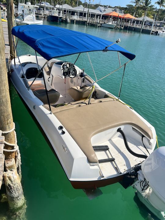 Excursion amusante en tubing et en banane dans les îles Turques-et-Caïques avec un bateau à moteur Yamaha de 20 pieds