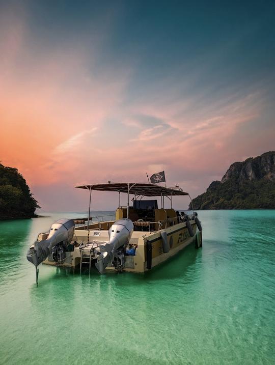 Catamaran-vedette hybride unique disponible pour des visites privées au coucher du soleil à Krabi