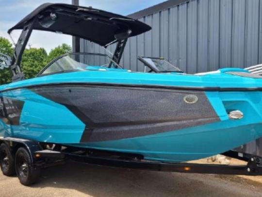 2022 Heyday Wake/Sport Boat for 12 Thrill Seekers