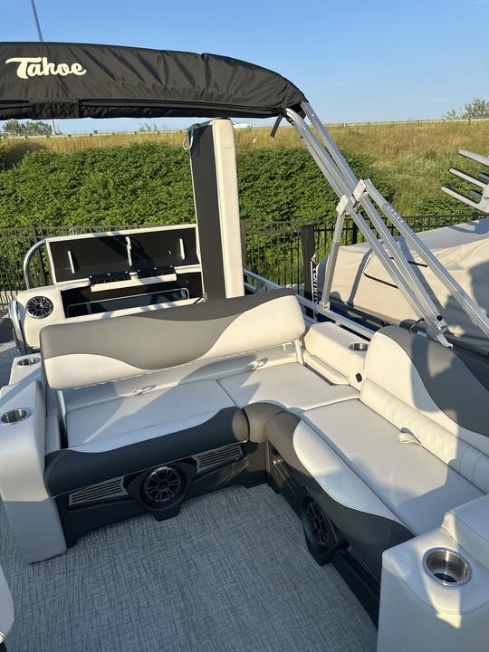 2024 Tahoe 23' Tritoon no Lago Charlevoix | 200 cv, bluetooth estéreo e Bimini