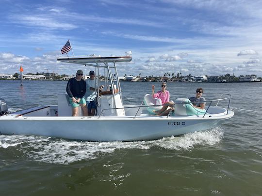 Barco Boston Whaler de 22 pés com capitão ou a casco! Entre na água hoje!