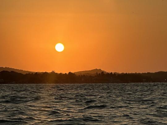 Passeio ao pôr do sol na Baía de Cartagena em lancha de 25 pés