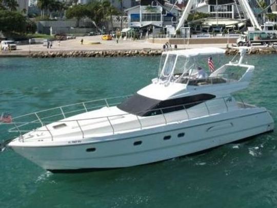 ¡Yate Azimut de 50 pies con moto de agua opcional en Miami!