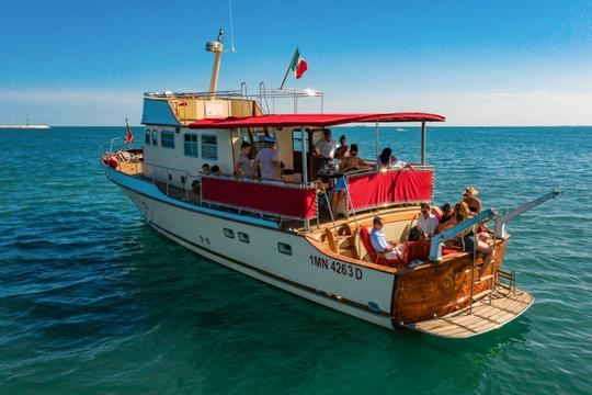 Yacht classique en acajou à Venise, Italie