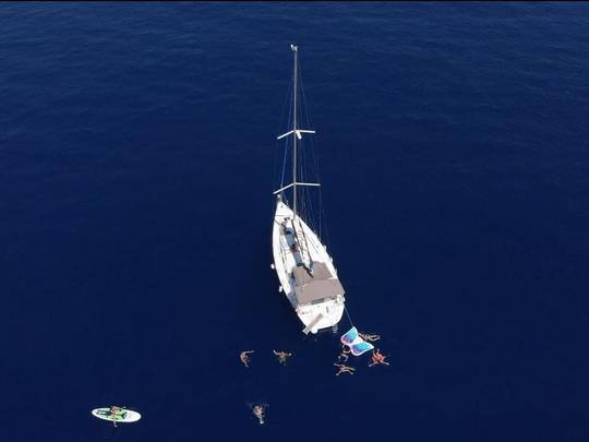 Diversão ao sol: excursão de vela, insufláveis e natação de 2,5 horas em Barcelona