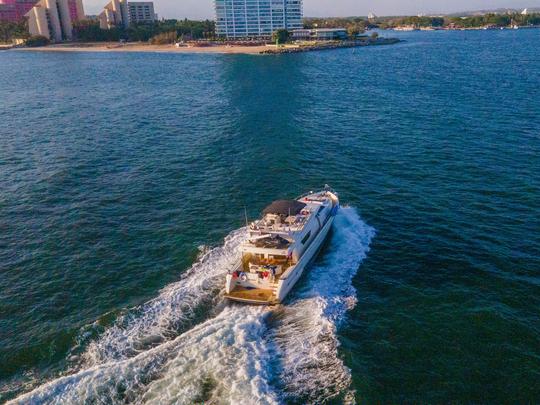 VITA | Yacht à moteur Ferreti de luxe de 80 pieds, expérience idéale à Puerto Vallarta.