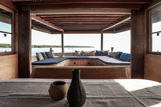 Naviguez avec style à bord du Splendour, le premier yacht privé de Komodo