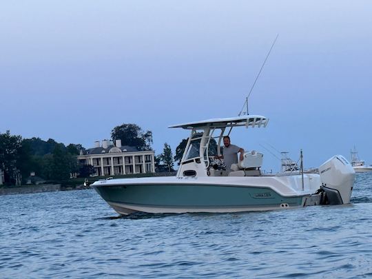 Boston Whaler 230 Outrage - Enjoy some time on the Long Island Sound