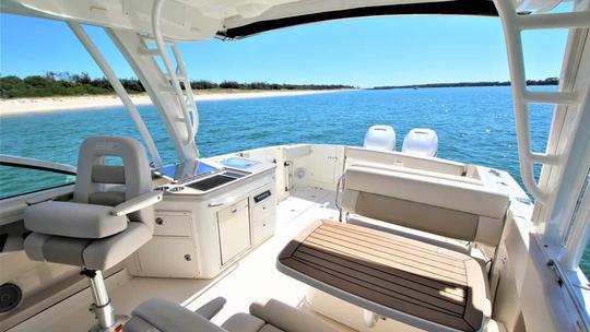 ¡Disfruta de este agradable Boston Whaler 320 Vantage de 32 pulgadas por un día!