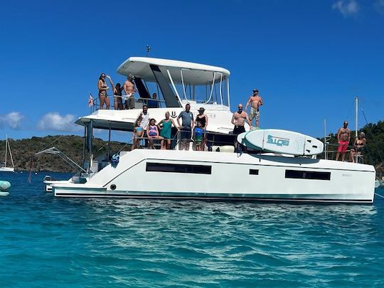 Navegue pelo Caribe como uma estrela do rock com um luxuoso catamarã a motor de 43 pés