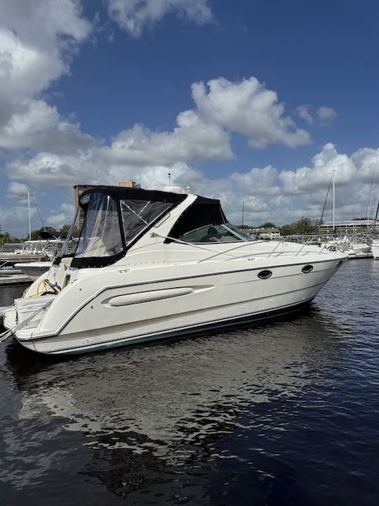 A piloté un Maxum Luxury Sport Cruiser de 33 pieds pour 12 passagers à Jacksonville 