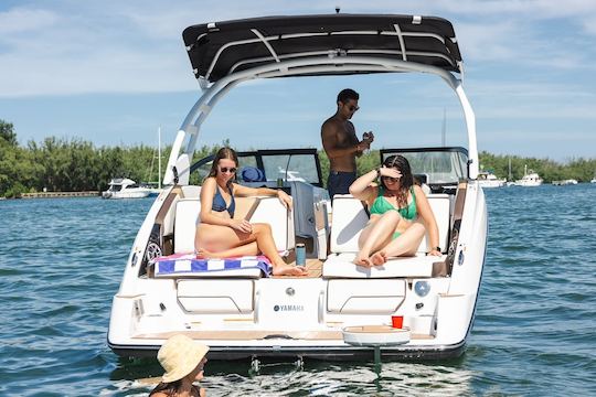 Yamaha 252SE 2023: ¡Disfruta de la costa de Miami con estilo!