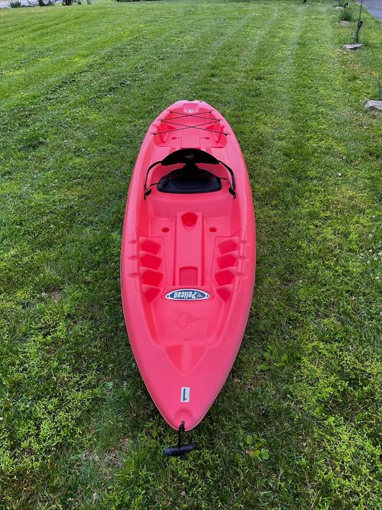 Kayak rouge vif de 10 pieds assis sur le dessus, idéalement situé près de la rivière Brandywine