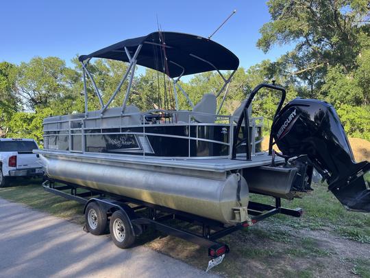 115 HP 22ft Sunchaser Tritoon For Rent On Lake Lewisville