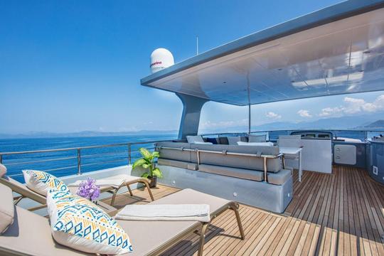 Motoryacht Royal PTT 2023 con capacidad para 12 personas