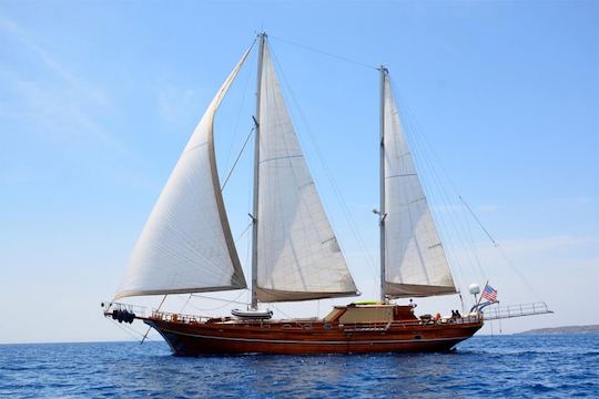 Crucero azul por el Mediterráneo con yate de lujo