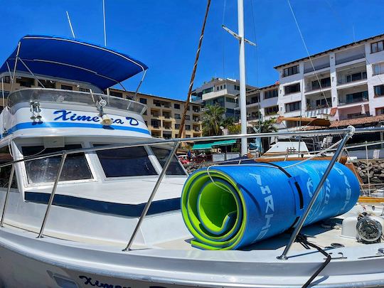 Joli bateau à moteur Uniflite 42 à Puerto Vallarta