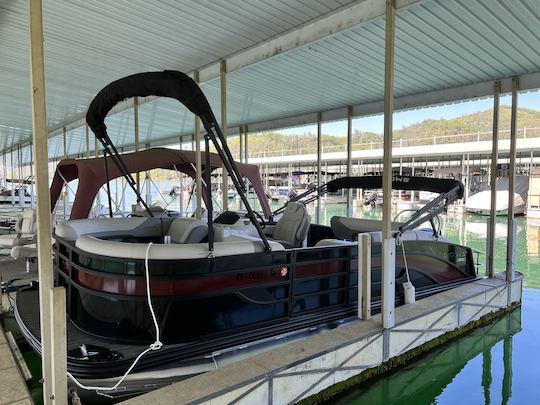 ¡Barco con patio Lowe Tritoon en el lago Shasta con espacio para 11 personas!