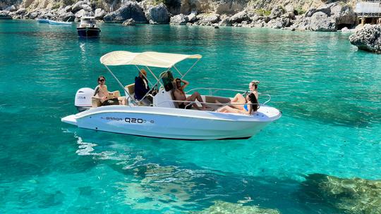 Passeio de barco de 20" em Capri (tudo incluído)