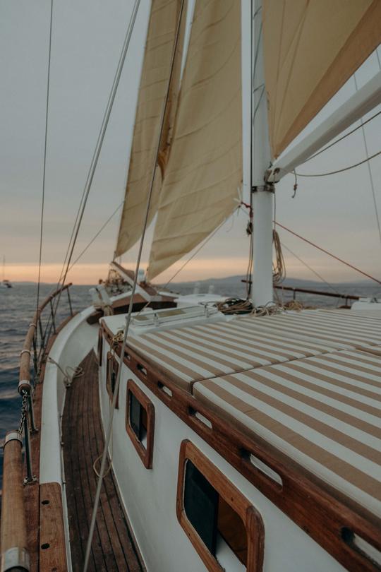 Barco tradicional de madera Kymatia de 50 pies ubicado en Santorini