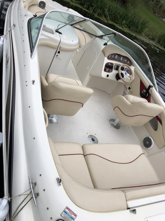 SeaRay SunDeck de 21 pies para el lago Pewaukee. Otros lagos a pedido.