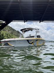 Wake Surf & Ski Boat for the Ultimate Lake Day!