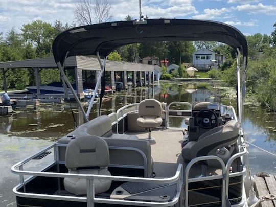 Pontão Suntracker de pesca/cruzeiro, perfeito para um dia no Lago Simcoe!