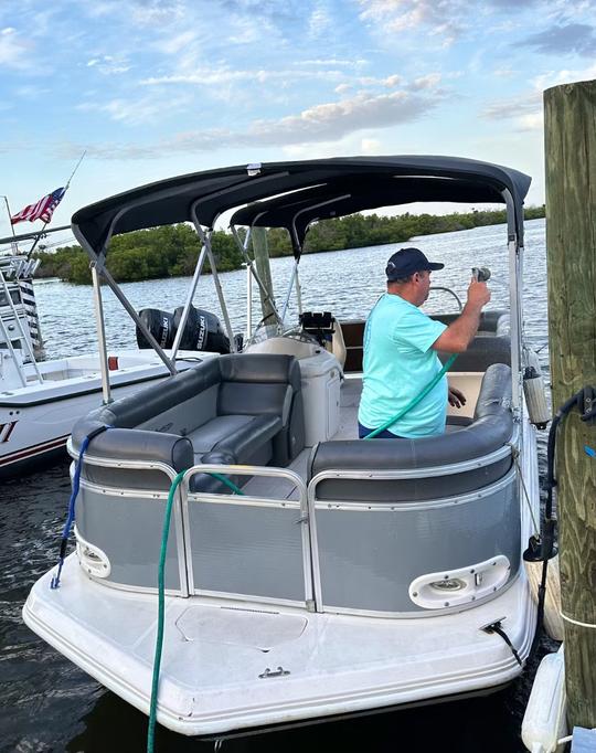 Reserve o incrível Hurricane Pontoon de 22 pés em Matlacha, Flórida