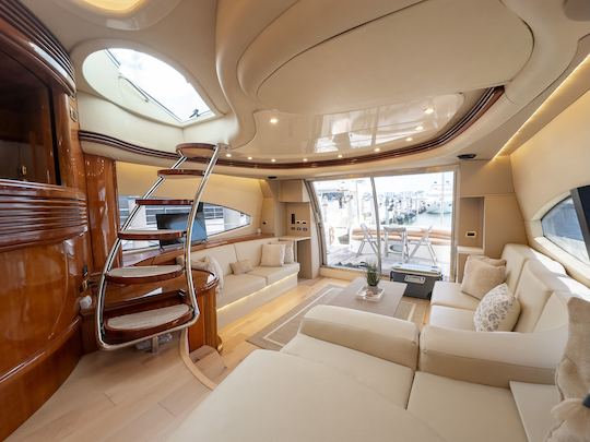 Excellent rapport qualité/prix ! Yacht de luxe Azimut de 70 pieds à North Miami - 13 personnes