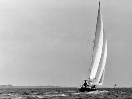 Yacht à voile classique des années 1970 