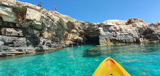 Parc naturel de Kamenjak : excursion en kayak avec plongée en apnée et exploration de grottes 