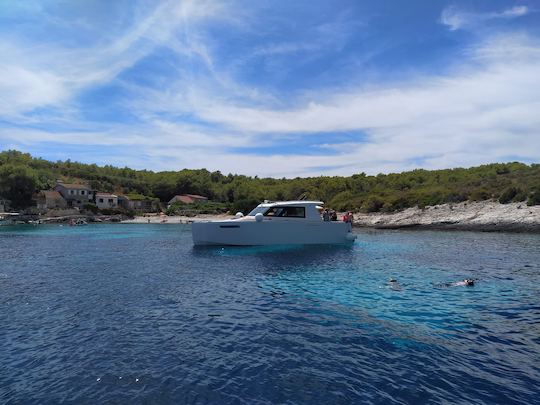 Excursion d'une journée en bateau de luxe à la grotte bleue et à l'île de Hvar au départ de Milna, Brac