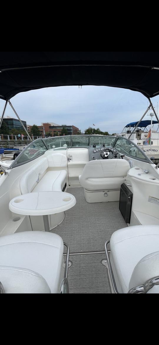 Bienvenue à bord ! Ce bateau de croisière de 27 pieds est parfait pour votre journée sur l'eau !