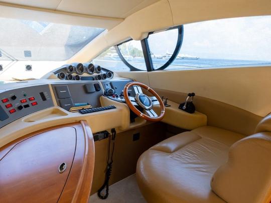 Iate a motor de luxo Azimut de 50 pés em Bodrum para 6 pessoas durante a noite