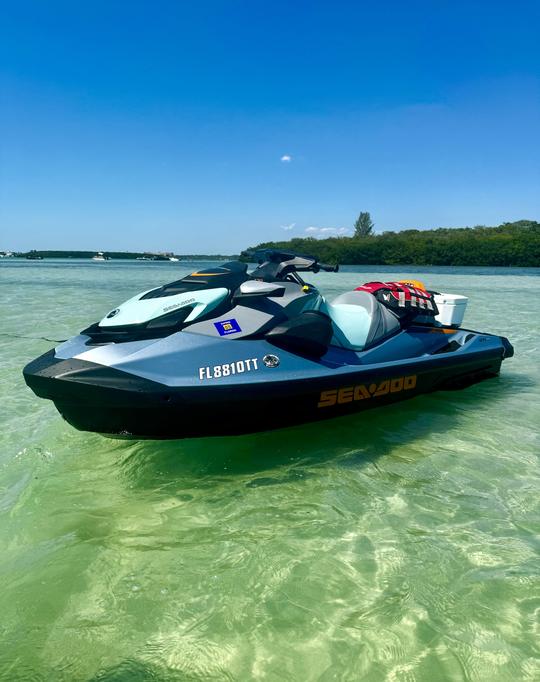 Disfruta de la emoción sobre las olas: ¡Premier Jet Ski Adventures! ¡4 disponibles!