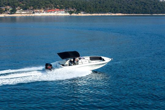 Rendimiento y elegancia: Pacific Craft 27 RX en alquiler en Split/Trogir