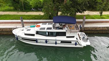 Balt Yacht Grand 37 - Alquiler de barcos por el canal en Venecia, Italia. No se requiere licencia