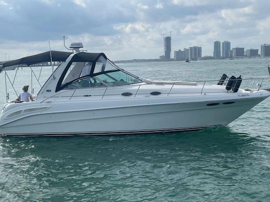 Disfrute de Miami a bordo del yate Sea Ray Sundancer de 37 pies